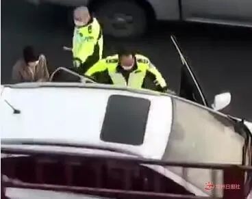 高速汽车玻璃被击碎,夜间高速突然引擎盖打开