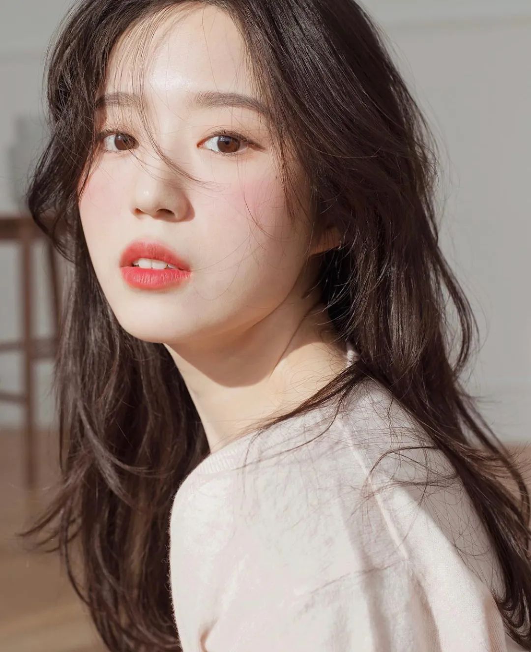 2021网红爆款发型短发戴狗啃刘海,头发2020流行发型显脸小