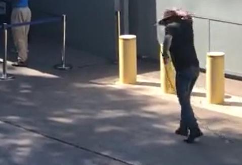 澳男子手持长鞭在中国领事馆门外咒骂，称戴口罩的人故意传播病毒