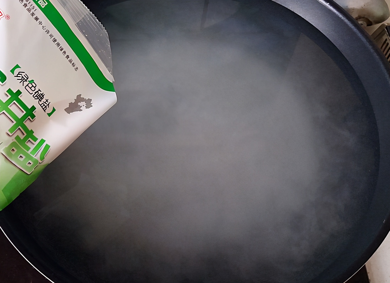 腌鸡蛋怎么做流油还不咸,腌鸡蛋怎么做好吃放时间久