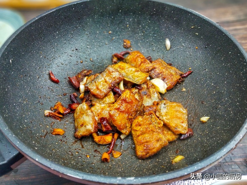 带鱼不加淀粉怎么煎不粘锅不会破,干煎带鱼怎么做好吃又简单不粘锅