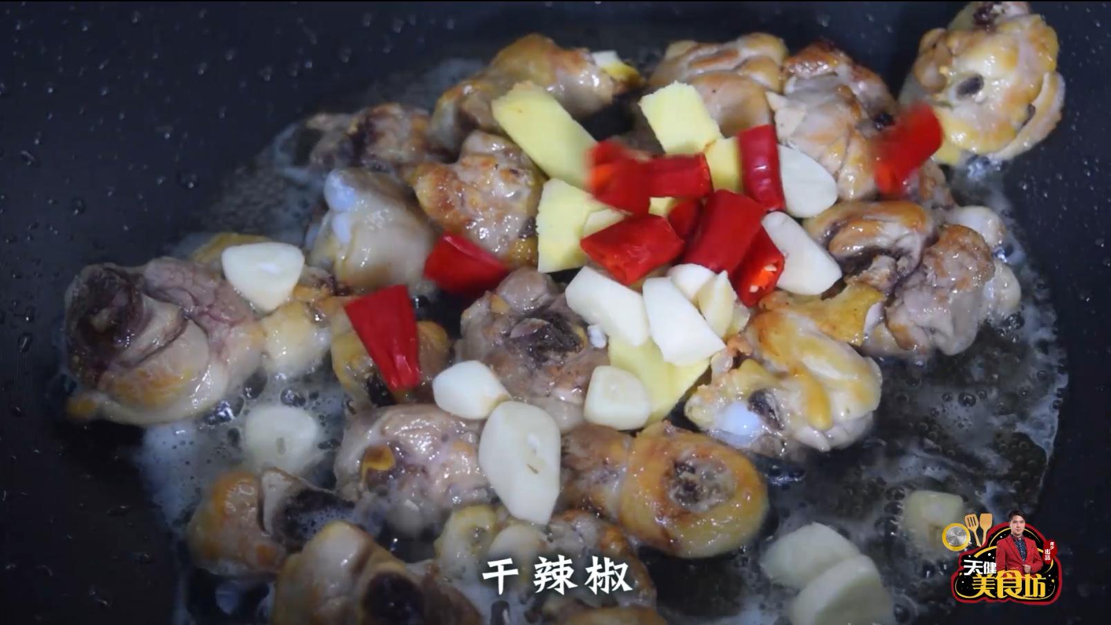 五香土豆洋葱焖鸡的做法大全家常,土豆焖鸡的家常做法教程