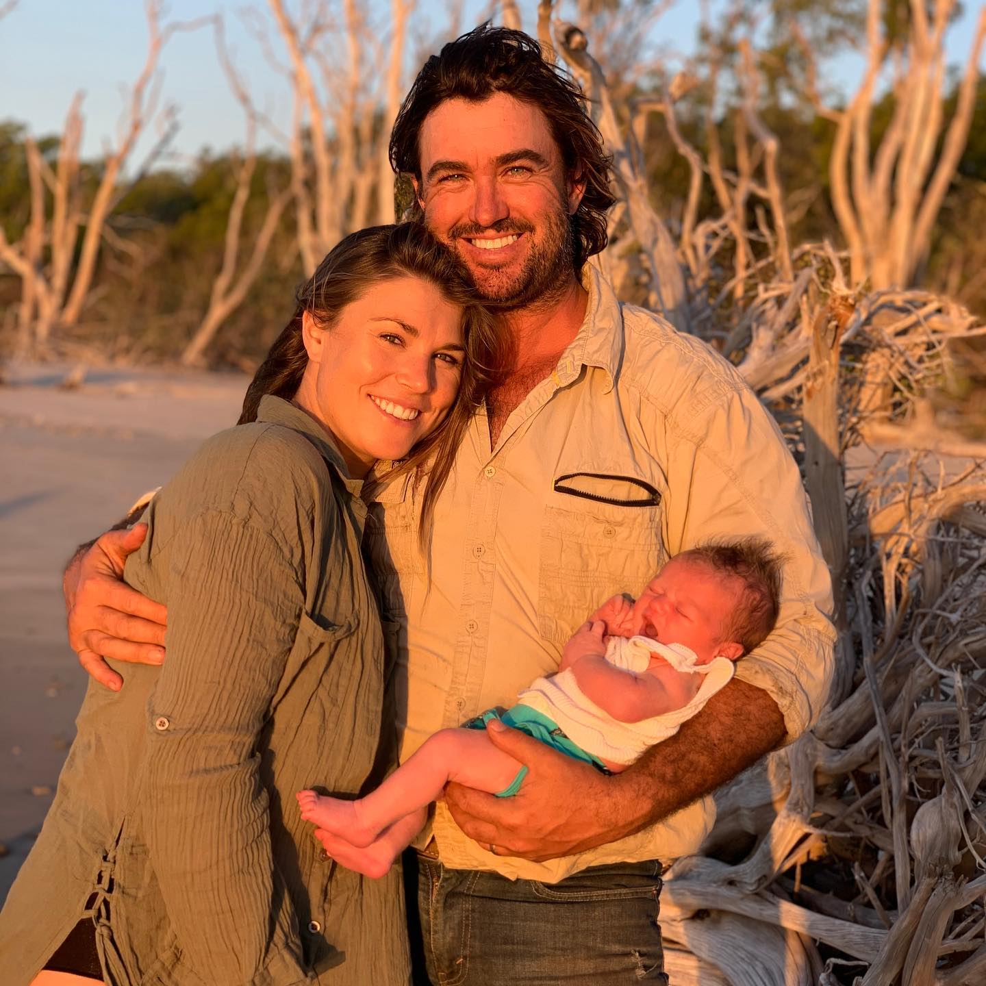 澳洲狂野早教:2岁娃单挑巨蟒,爸爸在一旁指点加油,这?