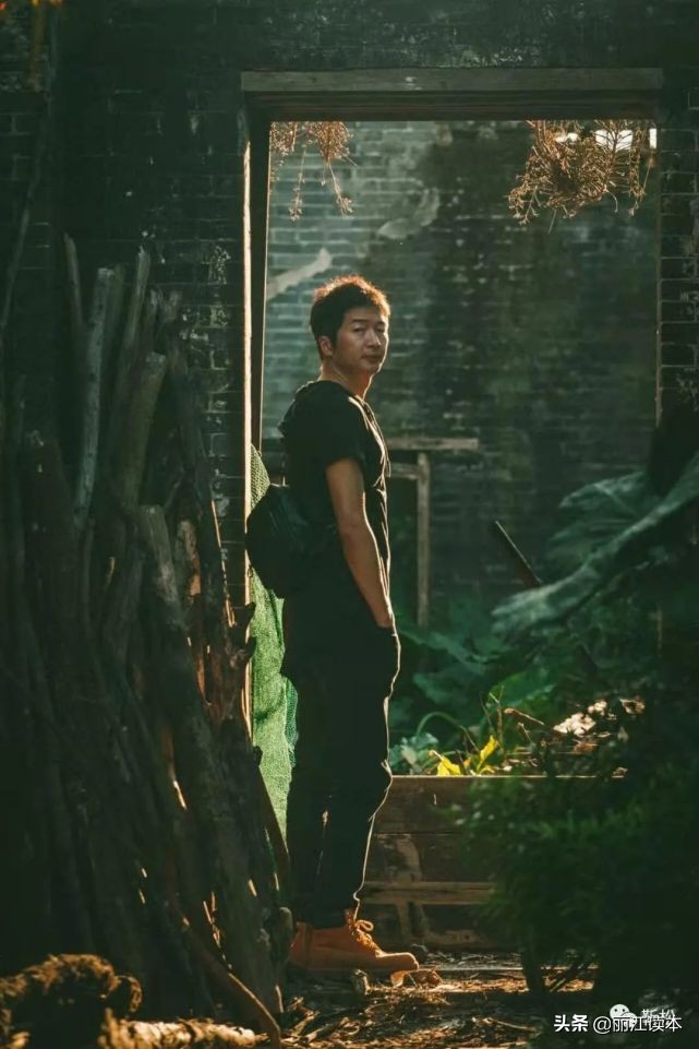 他被称为民谣诗人，连续七年在全国巡演，却少有人知道他来自丽江