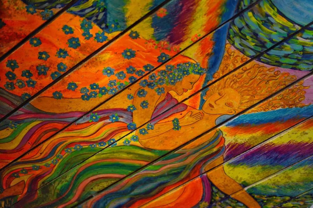 美国艺术家老夫妇定居苏梅岛十年，教游客画垃圾桶，唤醒环保意识