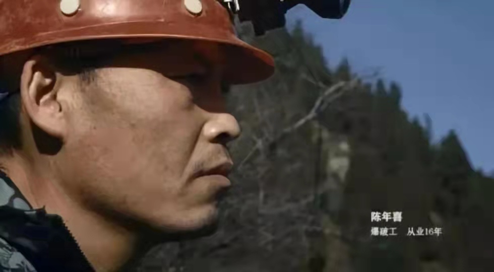 《微尘》:生命以痛吻我,还有谁在爱着我?