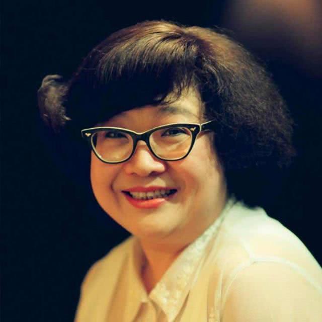 肥姐沈殿霞葬礼女儿现场直播,肥姐沈殿霞年轻照片