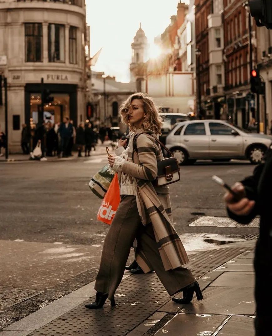 墨绿色格纹大衣怎样搭配好看,短款格纹毛呢大衣的搭配方法