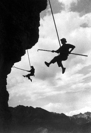 红旗渠修筑在太行山的悬崖峭壁上,太行天河红旗渠