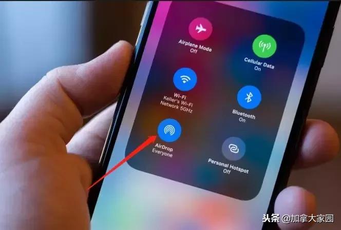 加拿大地铁上有变态强迫妹子看“*体下**”!你手机这个功能关了吗?