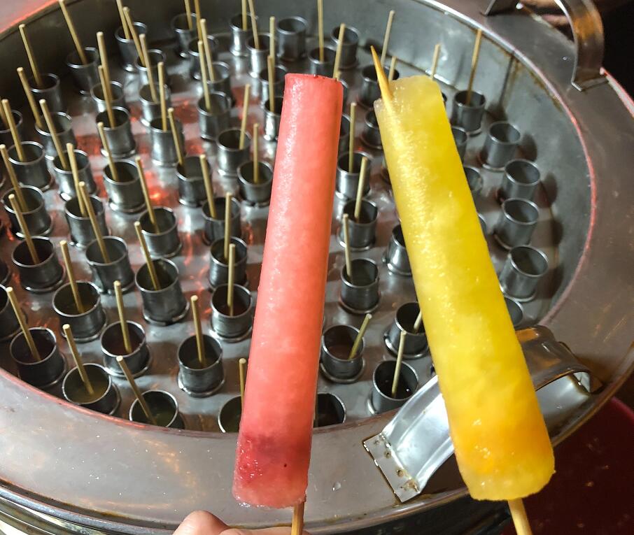 80后中年妇女做手工冰棍，不用发电只用手摇，小孩子看了走不动路