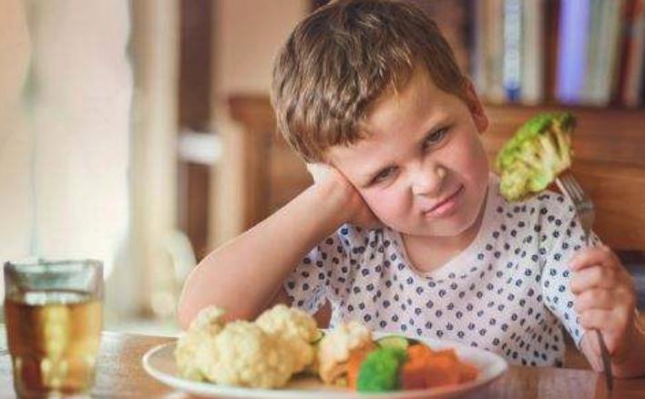 1岁宝宝呕吐不止喝水也吐,1岁宝宝呕吐不止