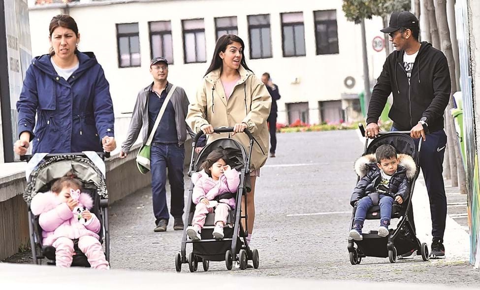 乔治娜卡戴珊罗纳尔多,c罗乔治娜走t台