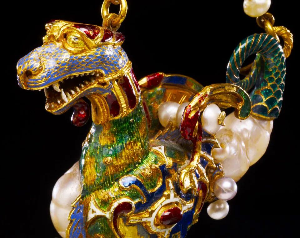 珍珠当牙签，红宝石镶圣经，还是Gucci和香奈儿的灵感缪斯