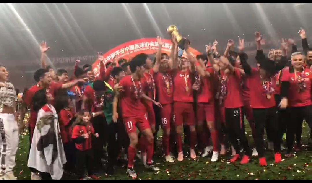 上海上港夺中超联赛冠军上海足坛老大易主？！背后功臣获纯金奖章