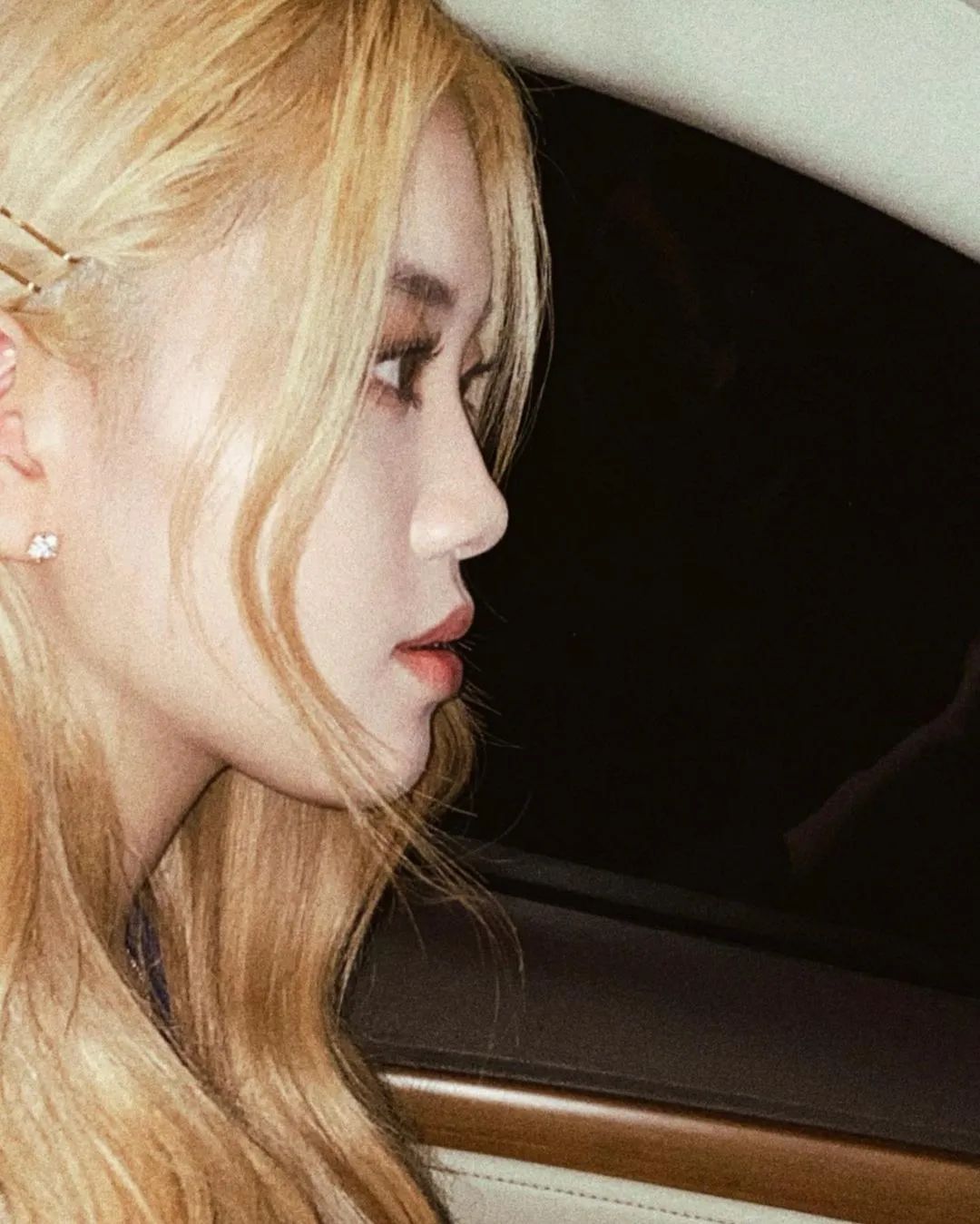 lisa和rosie秀恩爱,lisa与rosa在直播间接吻