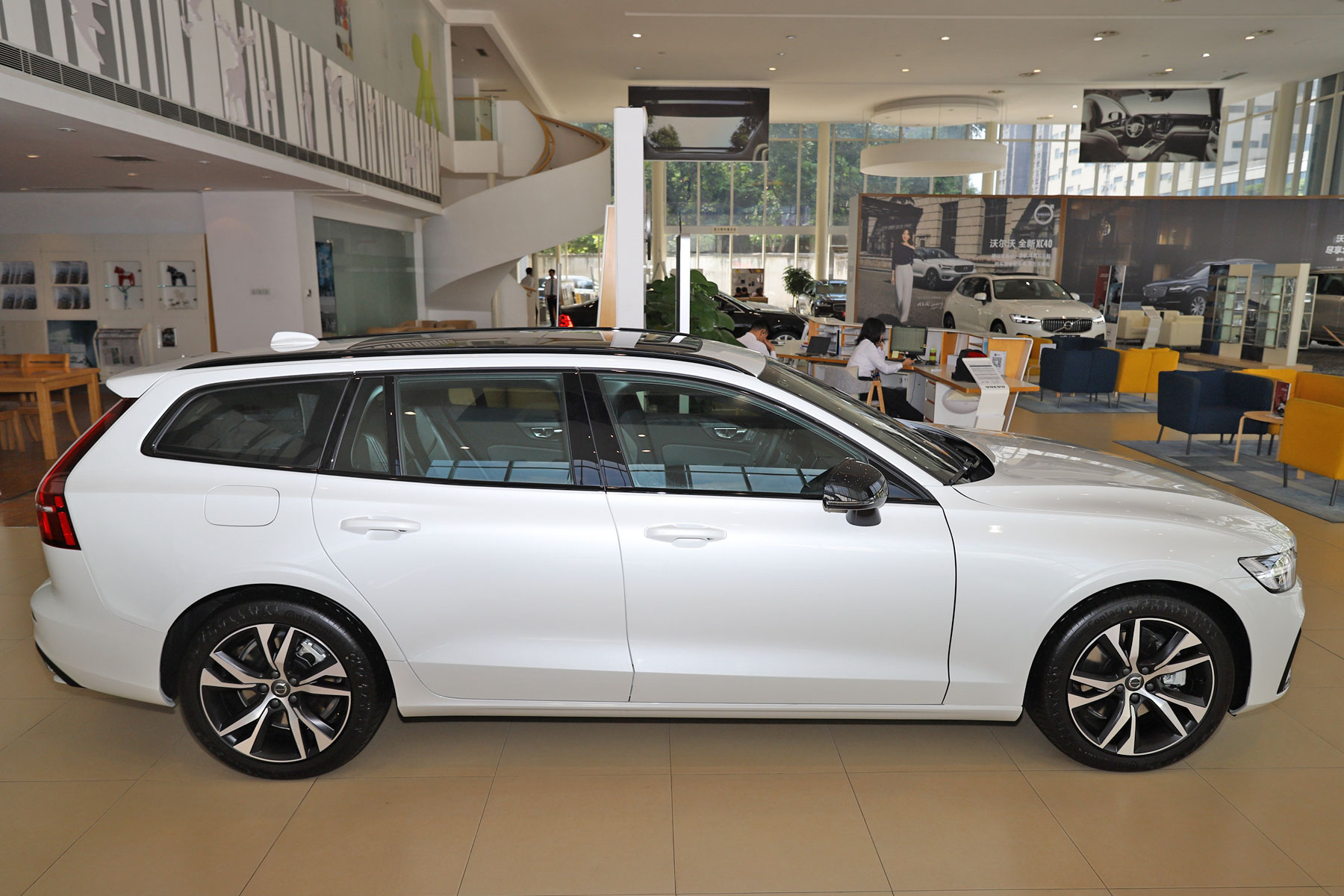 沃尔沃v60是旅行车还是旅行轿车,沃尔沃v60旅行选哪个版本