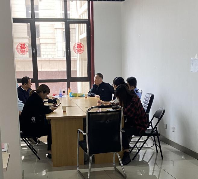 为民做实事居民点赞送锦旗,为民解忧暖人心业主代表送锦旗