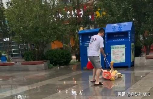 带娃玩扭扭车漂移,萌娃扭扭车漂移