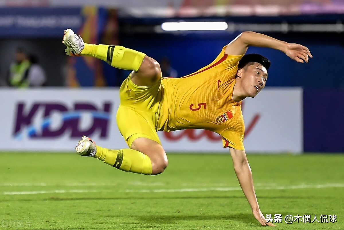 李铁续约，国足12强赛阵容大换血？5归化唱主角，89黄金一代淡出