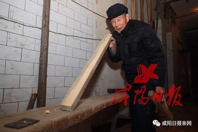 咸阳一位老人，他匠心独具，一木一生
