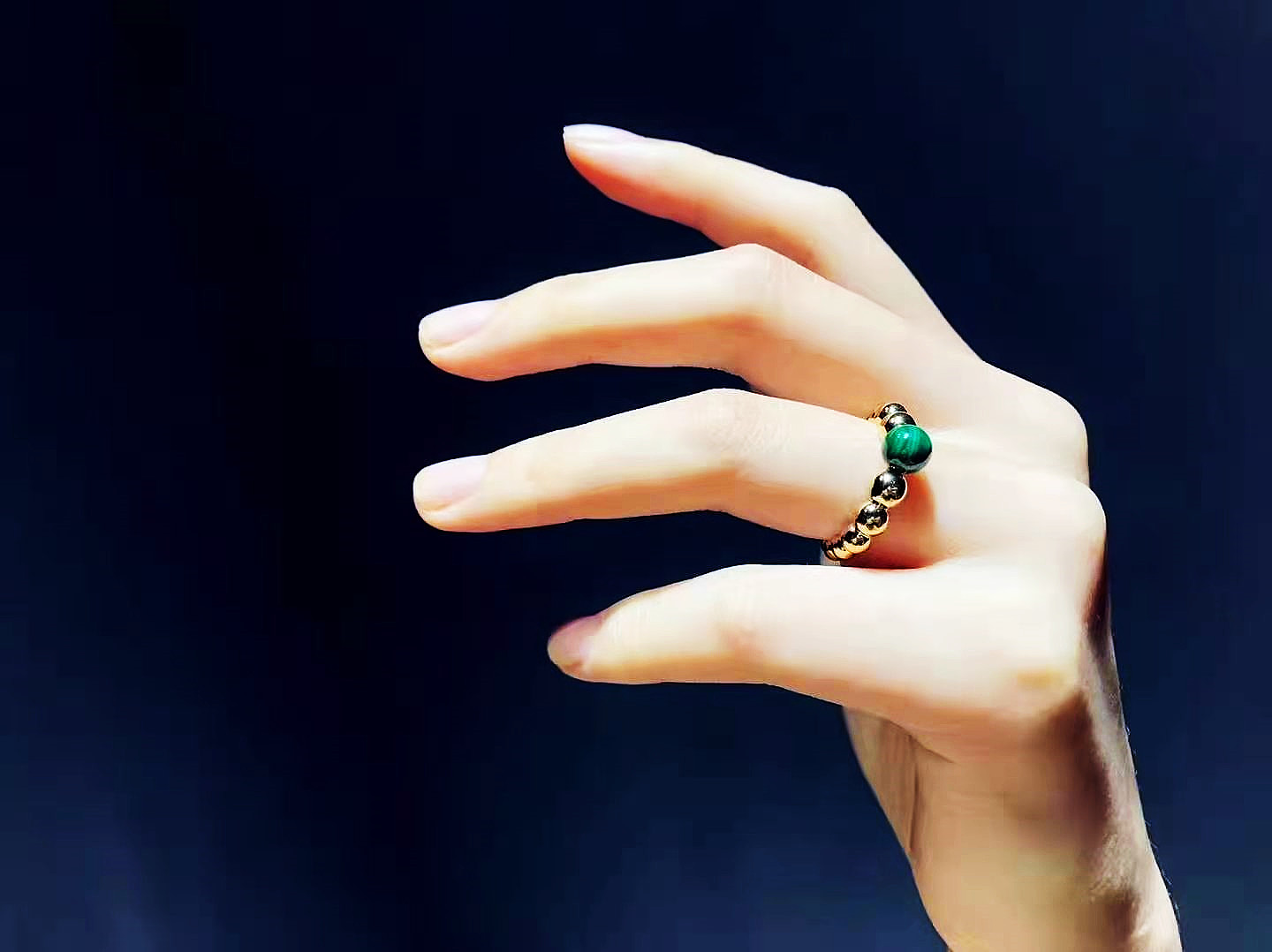 戒指叠戴的搭配图,戒指和手链的正确戴法