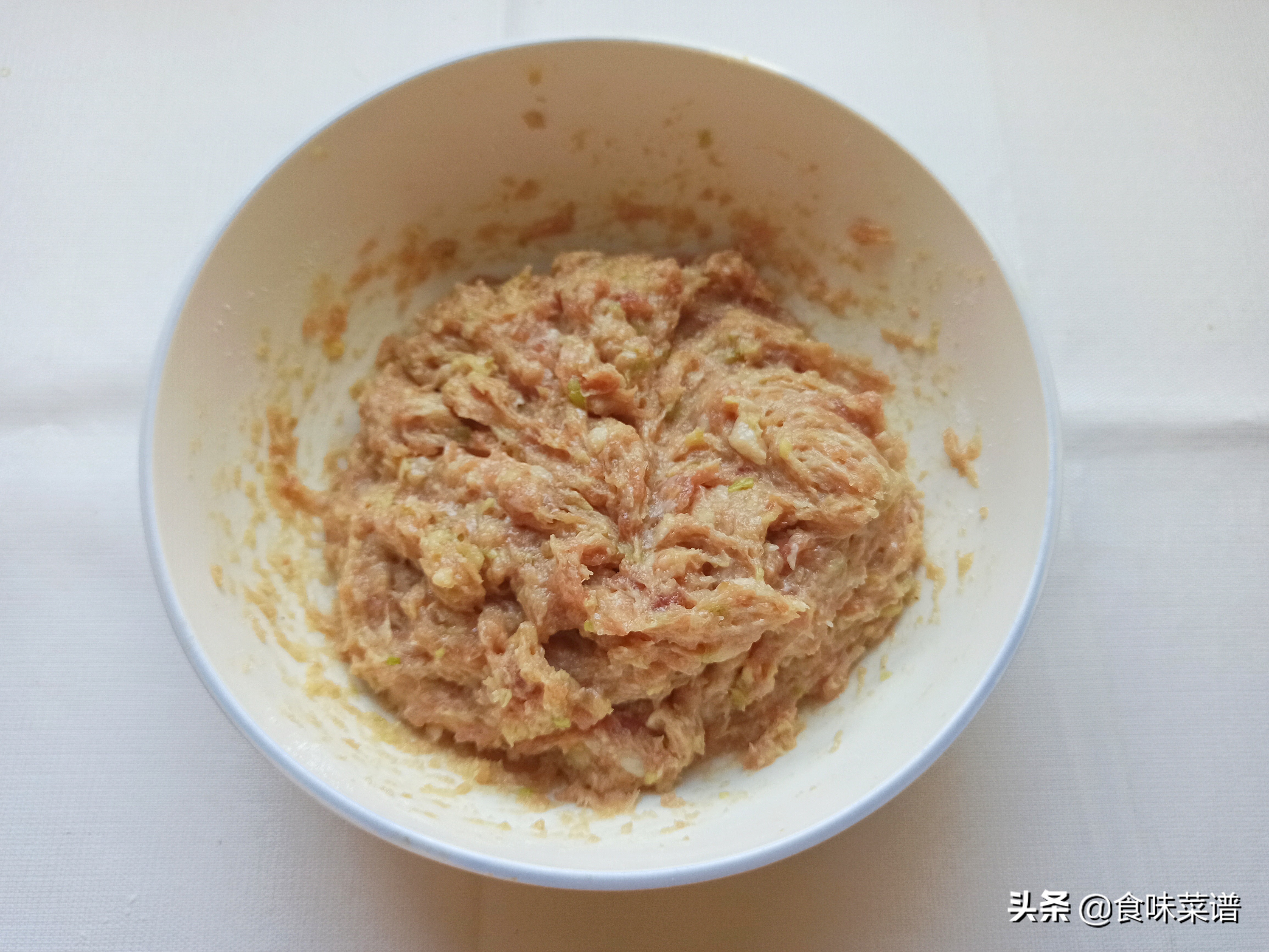 快过年了学做简单家常菜,如何做出酥脆掉渣的香酥蛋卷呢