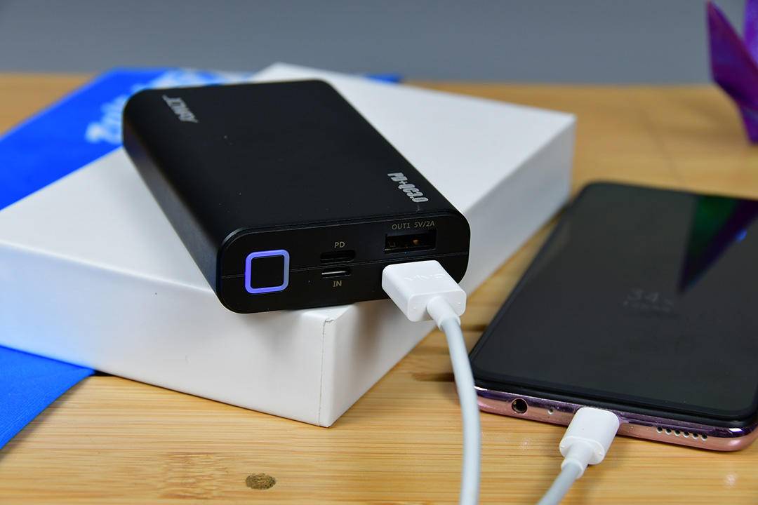 乔威自带双快充移动电源,乔威移动电源充电