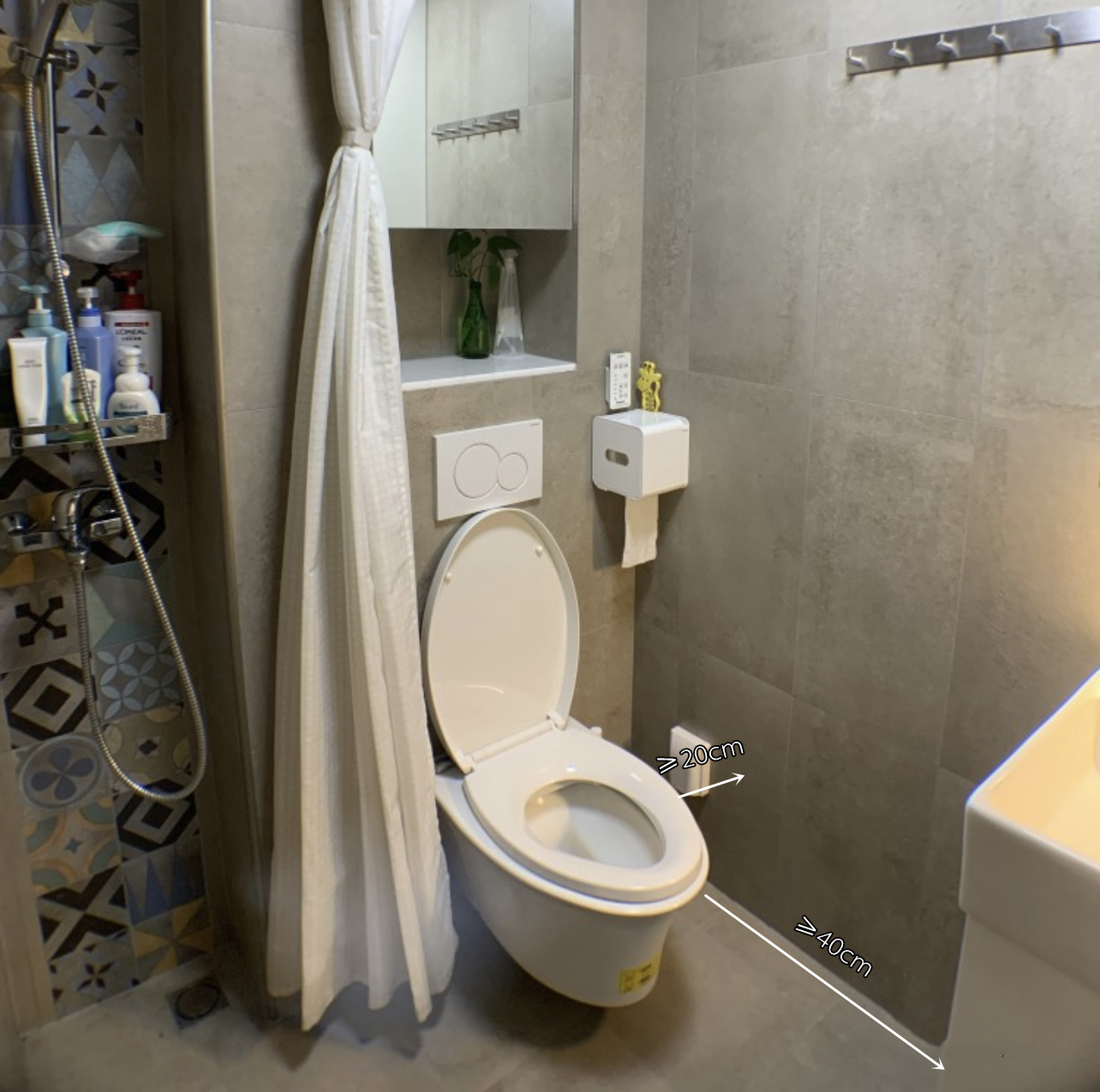 同样是小卫生间，看看人家的马桶边布置，干净利落、清清爽爽