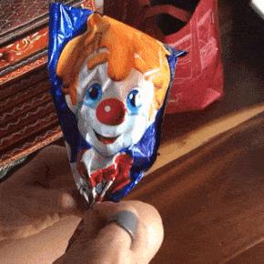 贾玲在沙发上翘二郎腿搞笑图片,贾玲跷二郎腿动图下载