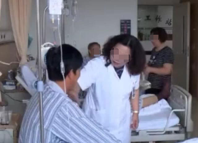 老伯误把6厘米铁丝当做梅干菜吃进肚里，致使食道穿孔险些丧命