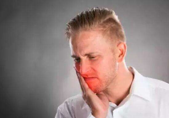 脸红肿掉头发口腔溃疡是什么病,脸长溃疡
