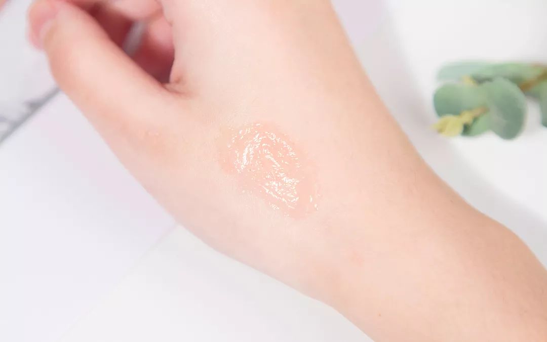 让你的嘴唇滋润一整天,让嘴巴嫩的唇膏