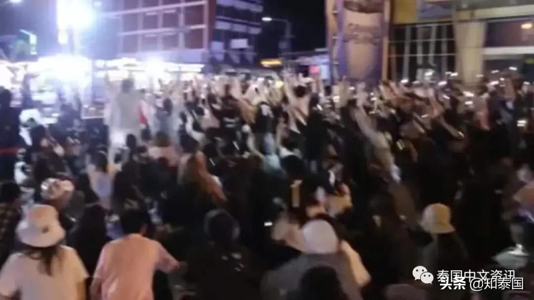 泰国*威示**者为了“毁灭独裁”,竟开始用上巫术了……