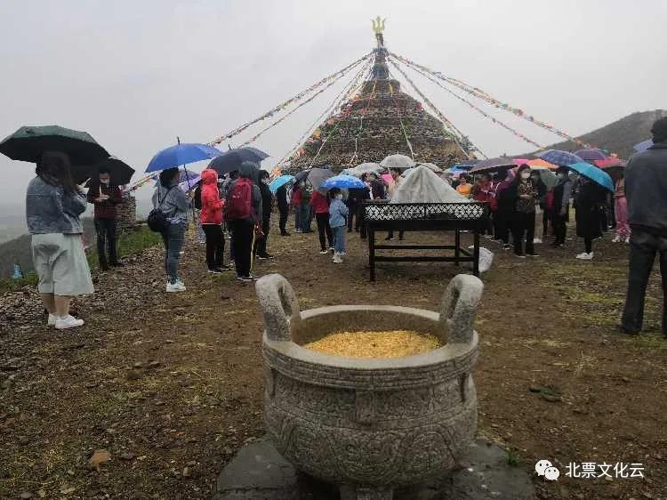 朝阳市第二届蒙古族传统节日“敖包节”暨成吉思汗诞辰858周年纪念仪式在马友营蒙古族乡泉涌山风景区举办