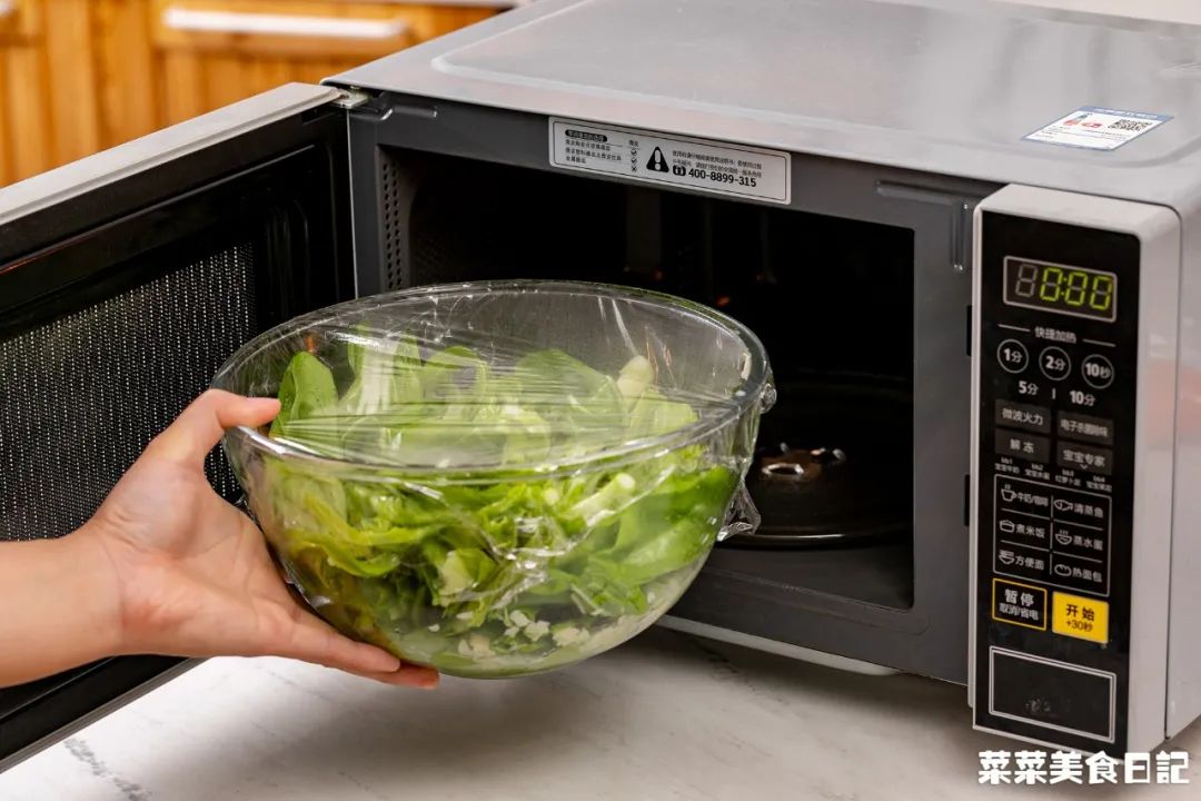 上班族午饭微波炉加热,微波炉解决一日三餐