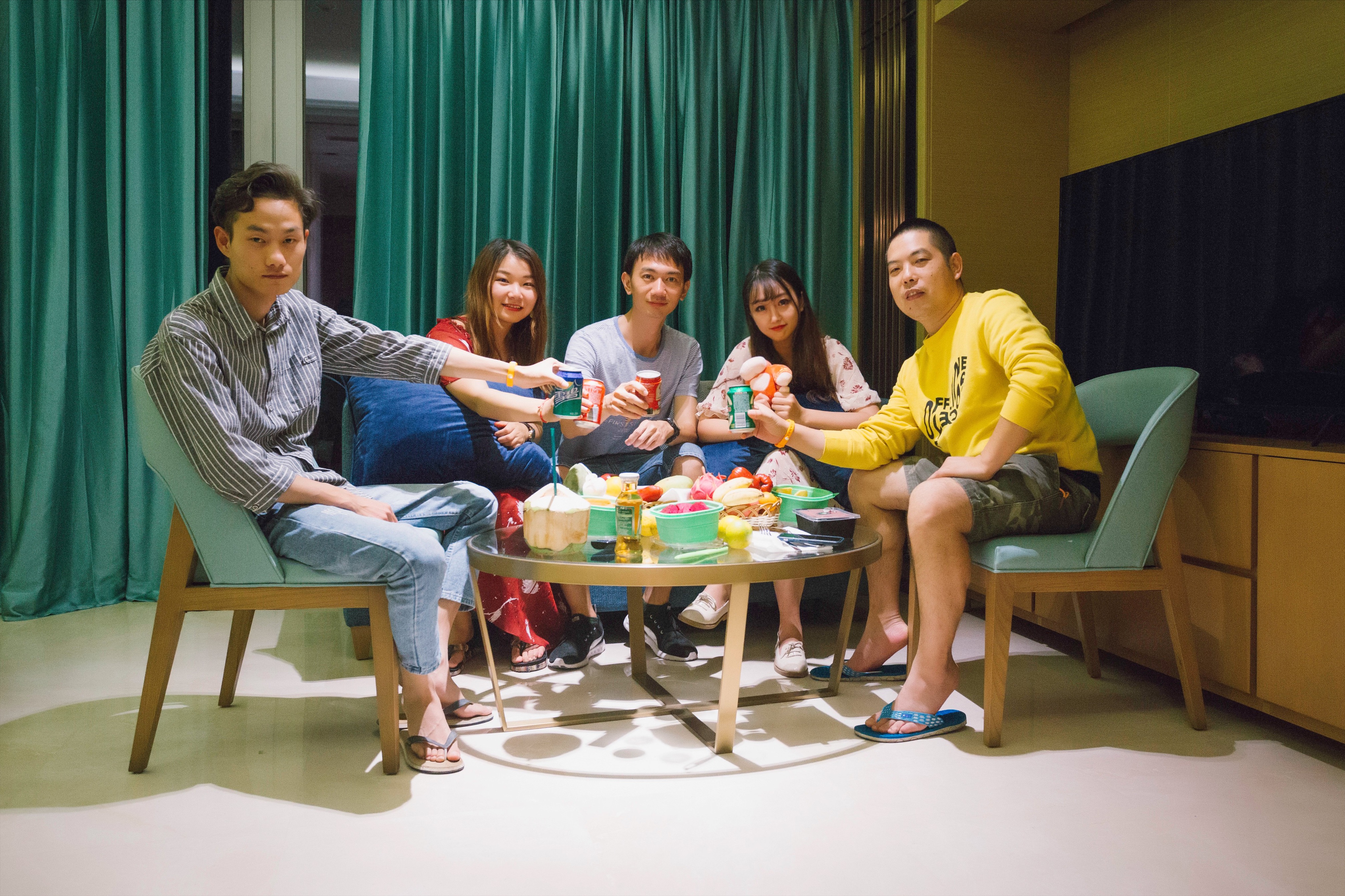 去三亚是住一个酒店好还是分开住,去三亚住酒店还是买房