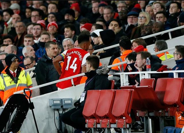 足球场上那些尴尬搞笑瞬间,足球场上令人尴尬的几个瞬间