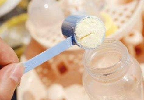 为什么奶粉勺下面要留两个小孔,为什么奶粉的勺子底部有个孔