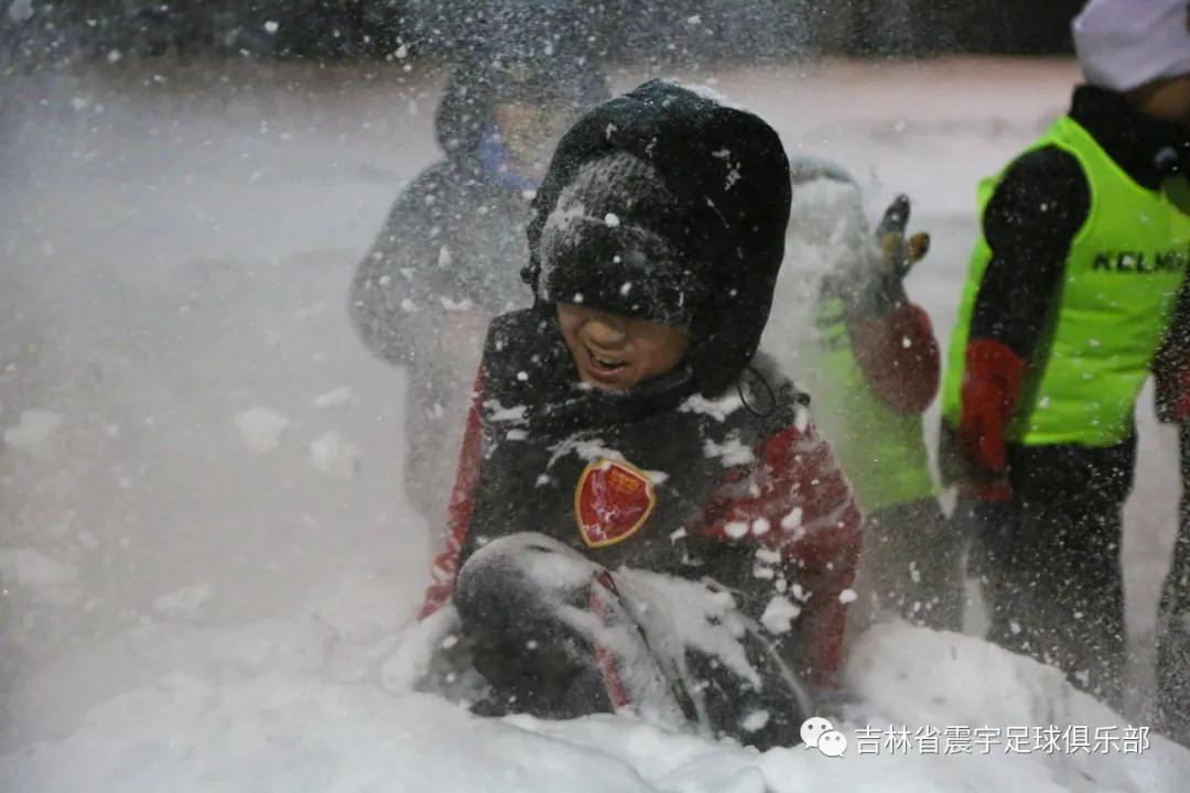 雪地快乐踢球,冰天雪地足球