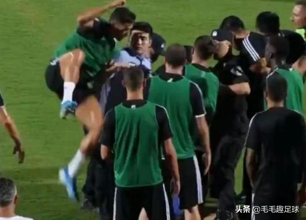 c罗恶作剧吓坏安保,c罗恶作剧撞了一下警察