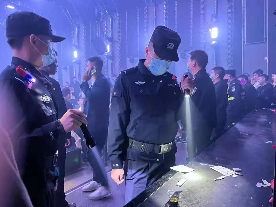 凌晨出动开展夜查行动,警方星夜清查风暴