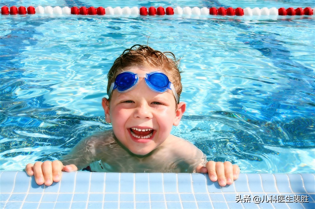 宝宝总喜欢抓耳朵是什么原因,宝宝不自觉摸耳朵是怎么回事