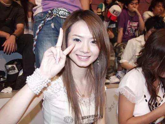 揭秘！天津路这家店，门口停满豪车！还不时有各种靓丽女子进出.