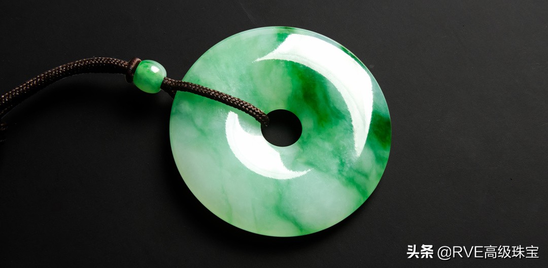 戴黄金和戴翡翠平安扣哪个高雅,翡翠平安扣和水沫平安扣的区别