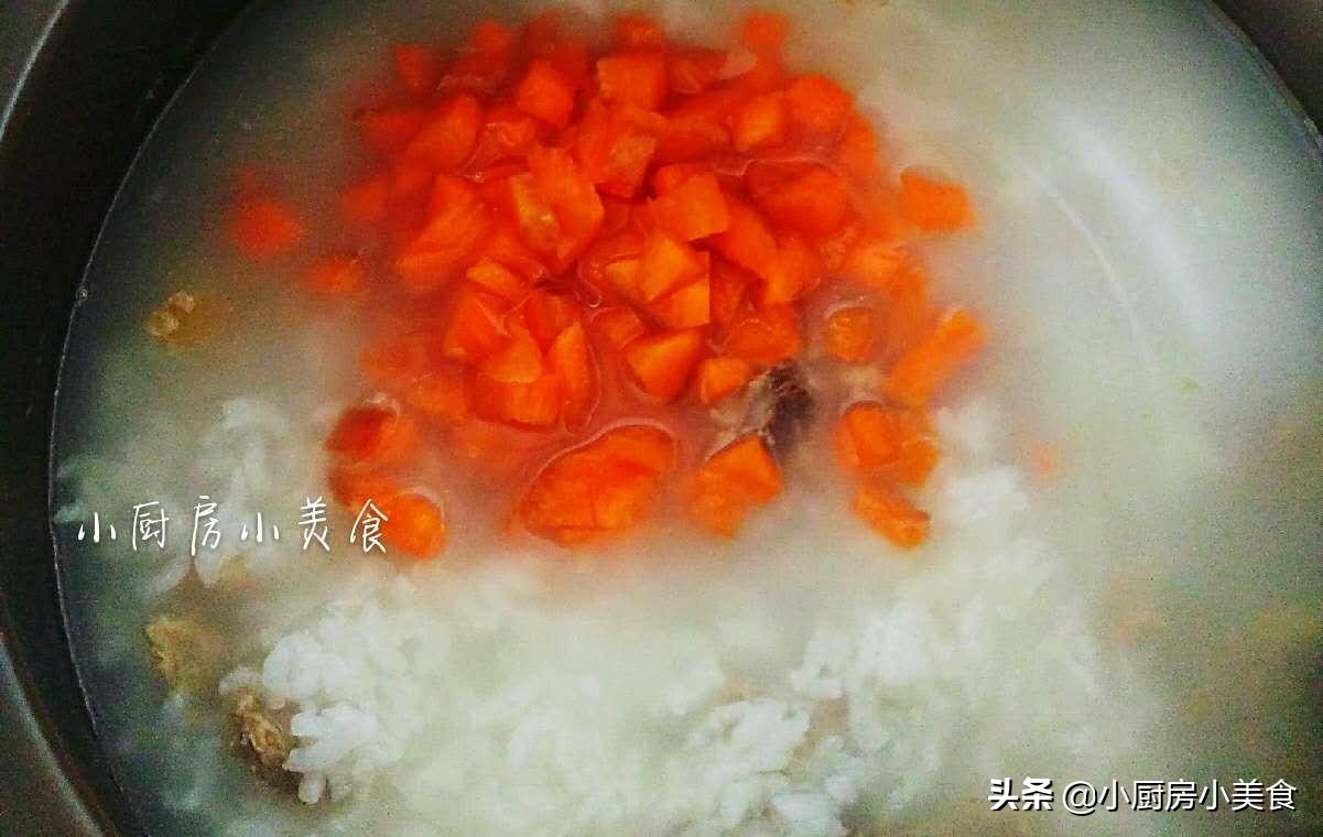 鸭子皮厚脂肪多，做粥之前简单处理一下，再下锅煮粥就不会油腻了