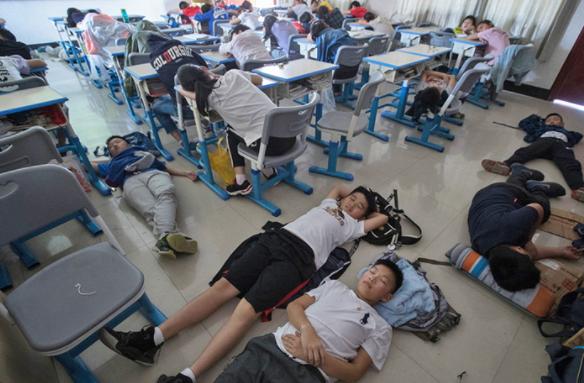 教室设置午休床,深圳一小学班级内设置午休床