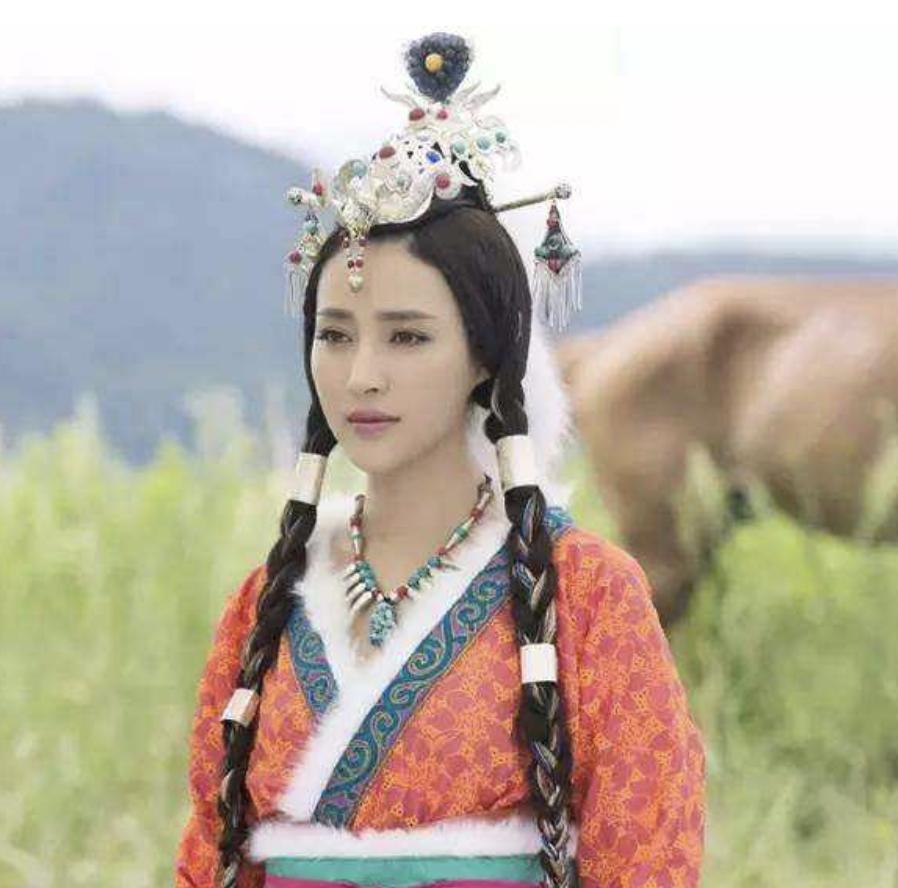 四十三岁老男人和十三岁女俘虏，年龄差很大，但十二年生了两儿子