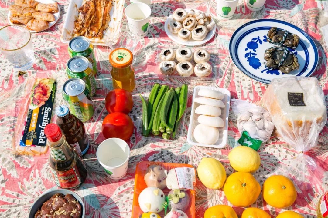 趁着午休两小时，他们在天台上组了个jió盆烤肉趴