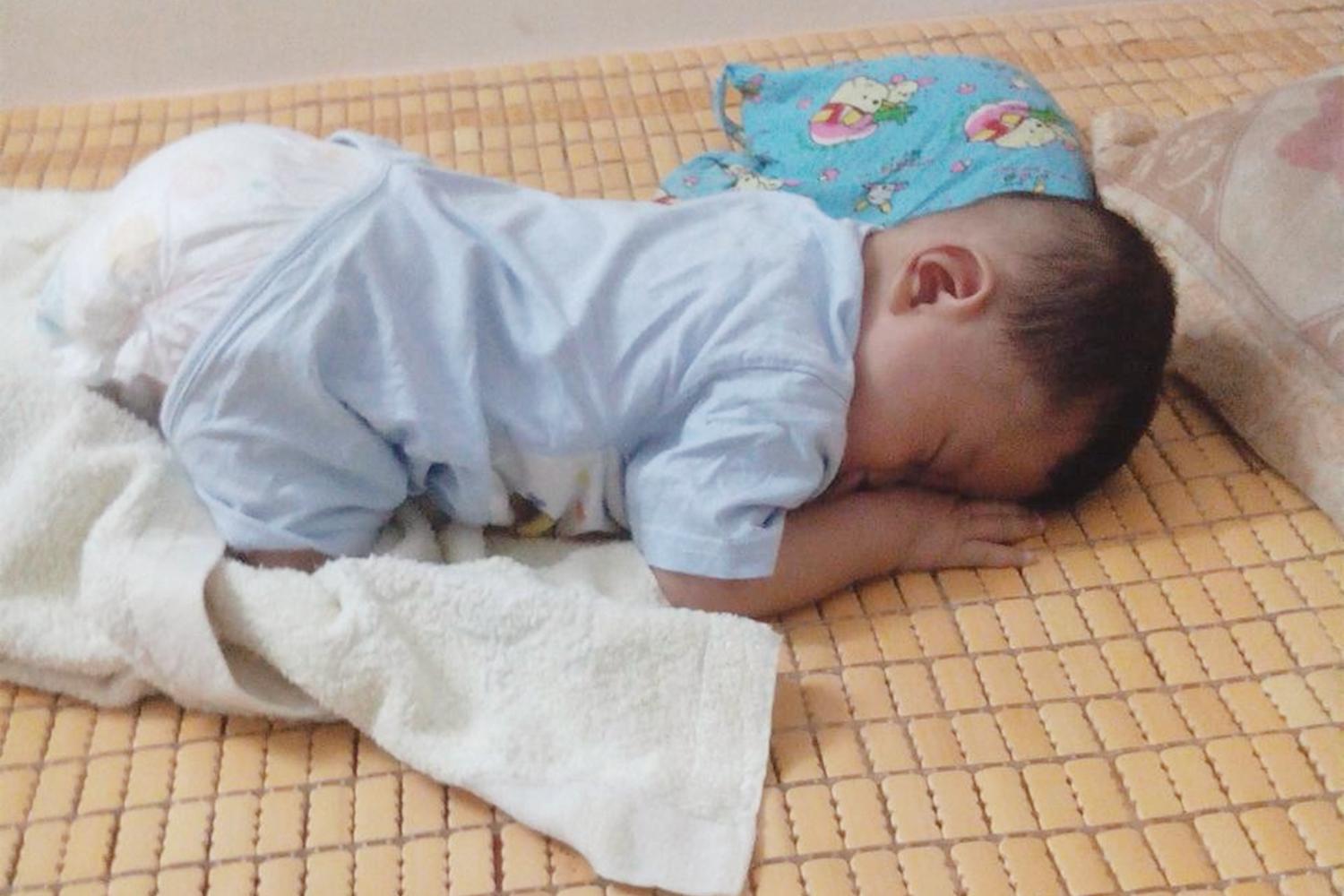 宝宝喜欢趴着睡用什么枕头,宝宝喜欢趴着睡吃什么好